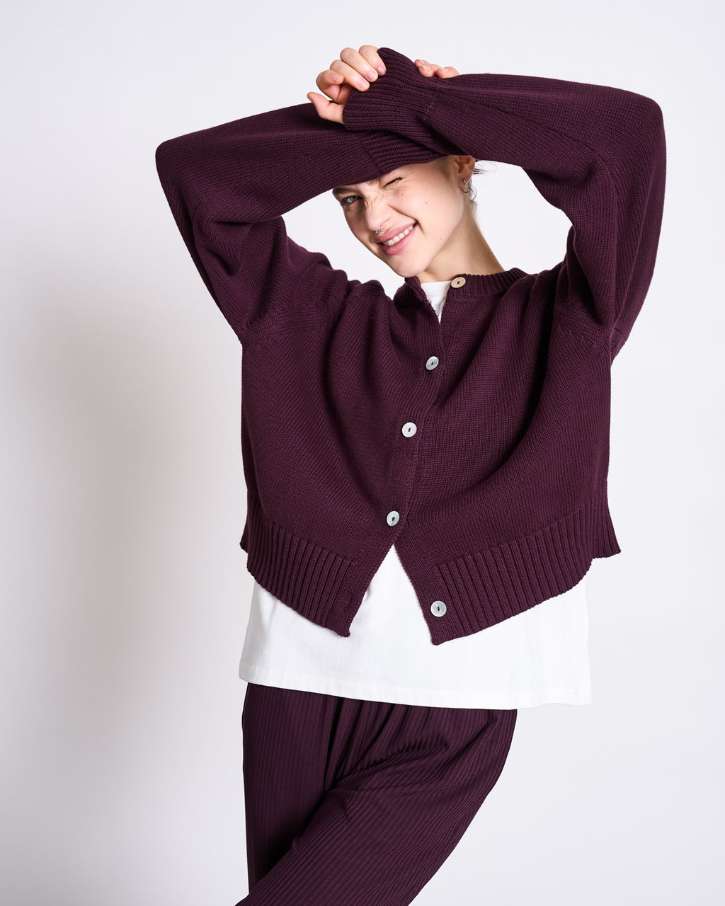 RELAXED CREWNECK CARDIGAN SIVIA CHERRY LACQUER GOTS Cardigan jan-n-june 1