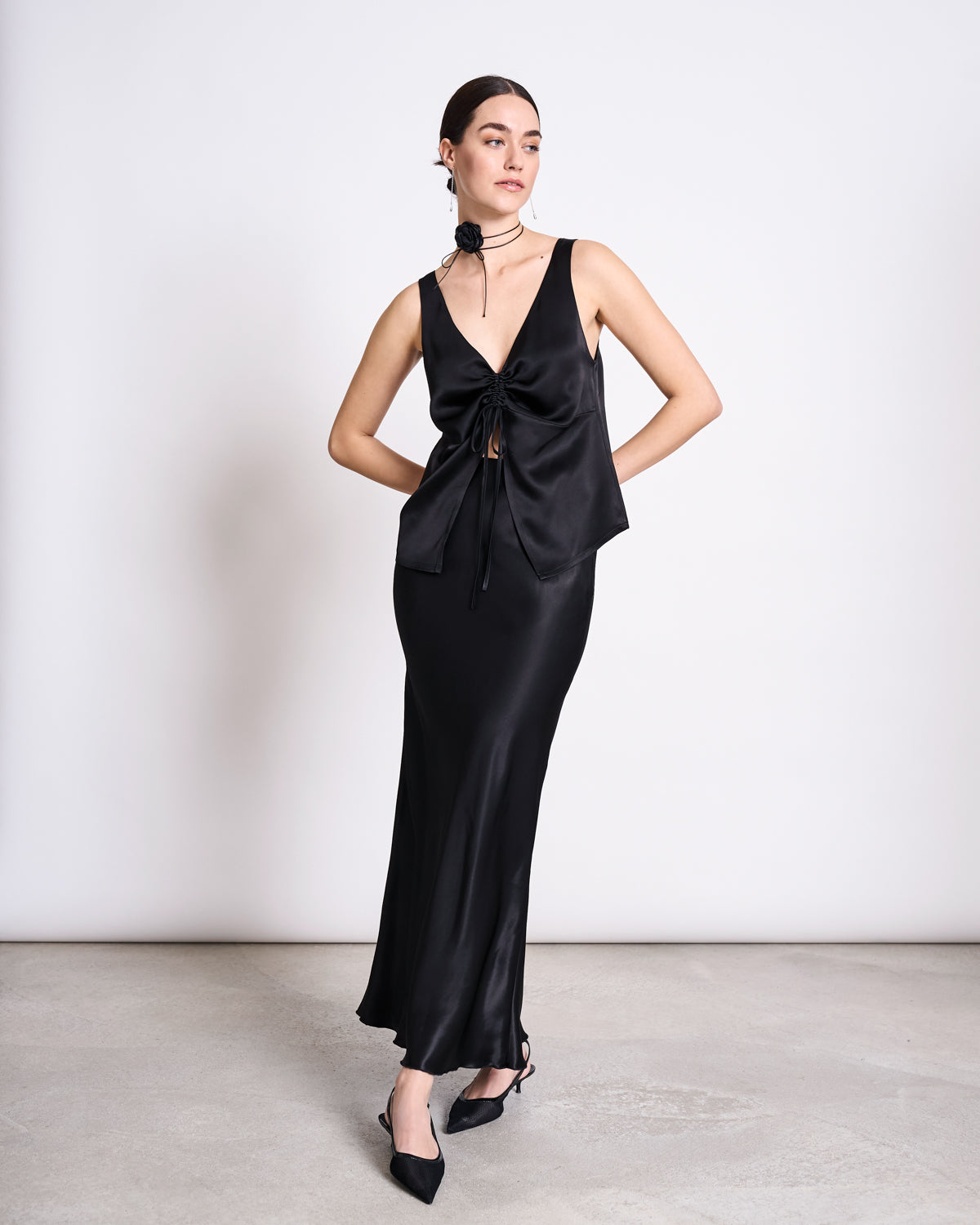 RUFFLED V-NECK TOP TALARA BLACK T-shirt jan-n-june 1