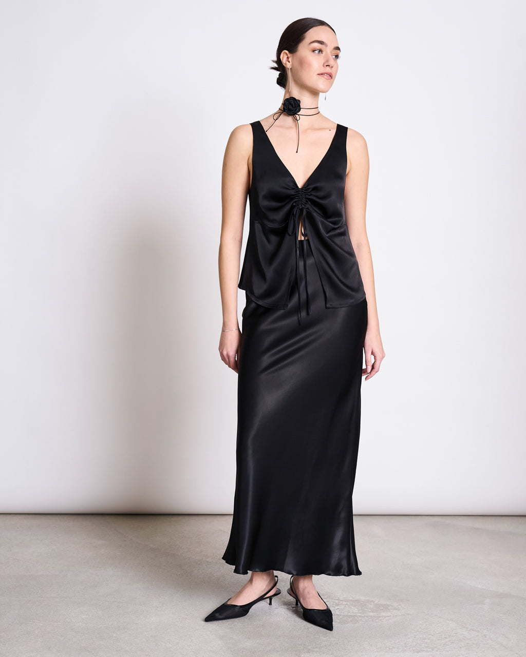 RUFFLED V-NECK TOP TALARA BLACK T-shirt jan-n-june 2