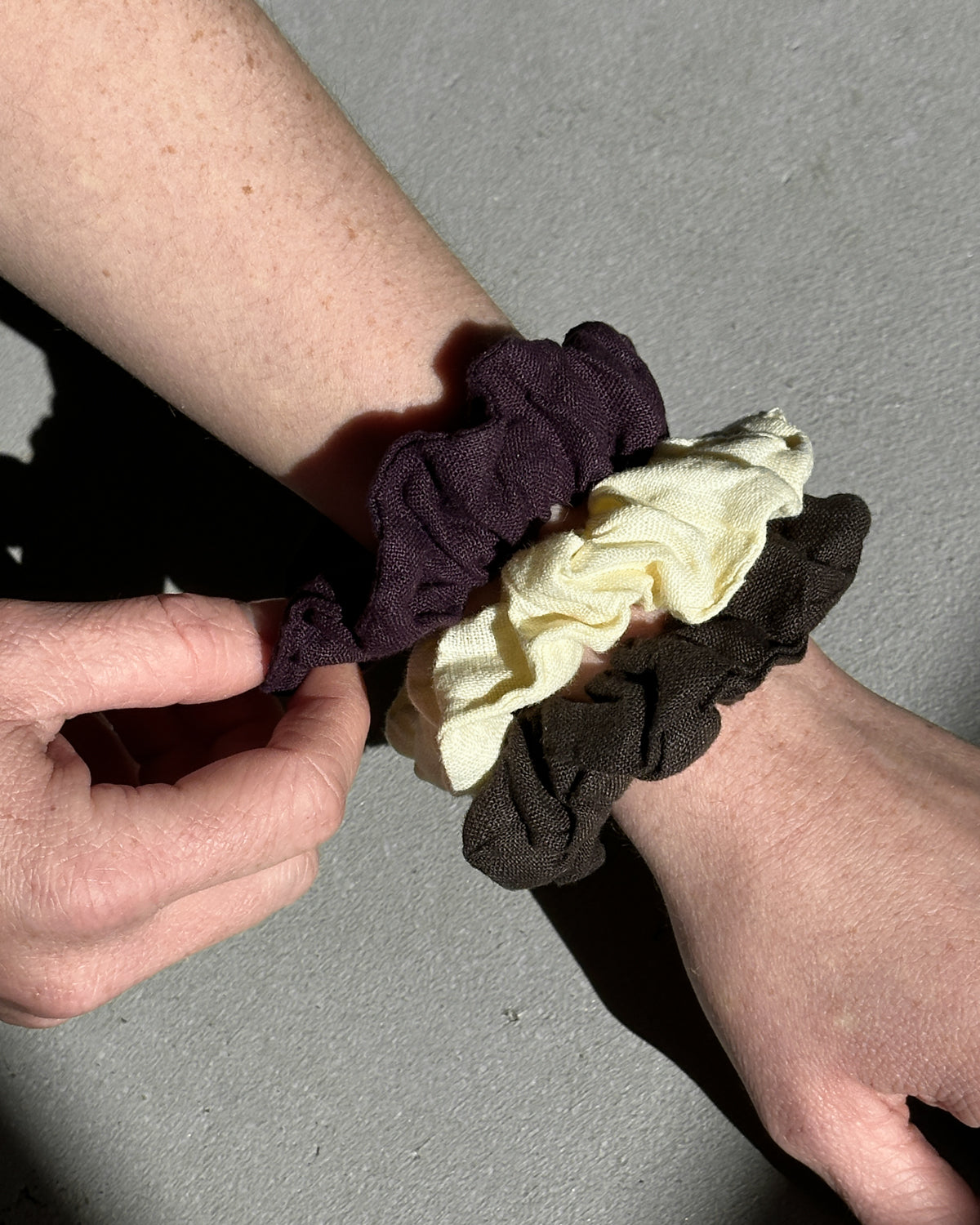 LINEN SCRUNCHIE CHERRY LACQUER Accessories jan-n-june 4