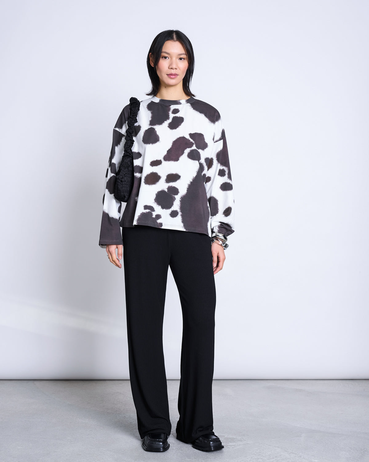 PRINTED OVERSIZED LONGSLEEVE CAMIA COW PRINT GOTS Longsleeve jan-n-june 2